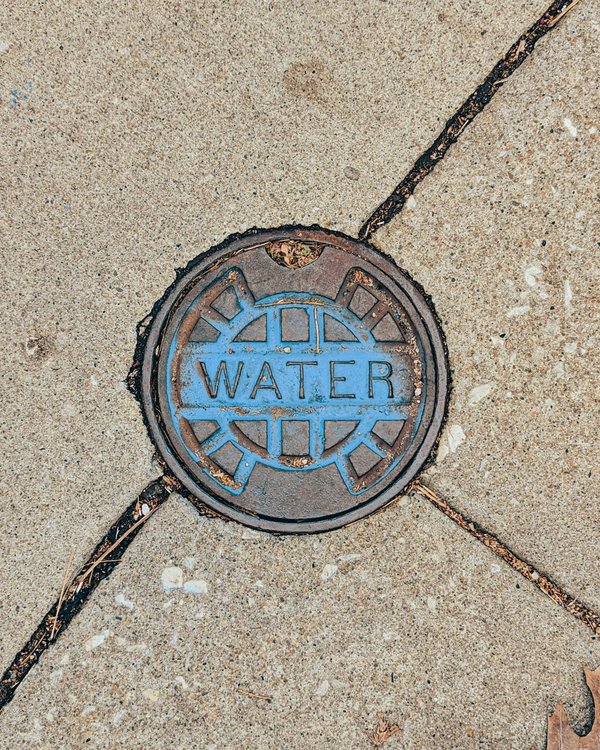 Le tampon en fonte D400 : la référence pour les zones urbaines à fort trafic